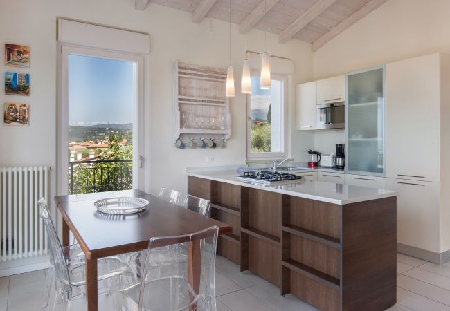 Villa a Bardolino - Villa Lisi - 8 posti letto, in residence con piscina a Bardolino Villa a Bardolino - Villa Lisi - 8 posti letto, in residence con piscina a Bardolino