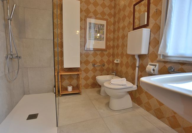 Villa a Torri del Benaco - Villa Retrò alle Rossone- 7 posti letto con vista lago a Torri del Benaco Villa a Torri del Benaco - Villa Retrò alle Rossone- 7 posti letto con vista lago a Torri del Benaco