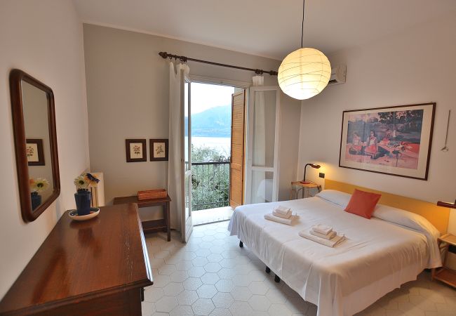 Villa a Torri del Benaco - Villa Retrò alle Rossone- 7 posti letto con vista lago a Torri del Benaco Villa a Torri del Benaco - Villa Retrò alle Rossone- 7 posti letto con vista lago a Torri del Benaco