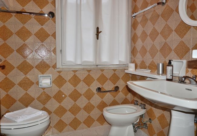 Villa a Torri del Benaco - Villa Retrò alle Rossone- 7 posti letto con vista lago a Torri del Benaco Villa a Torri del Benaco - Villa Retrò alle Rossone- 7 posti letto con vista lago a Torri del Benaco