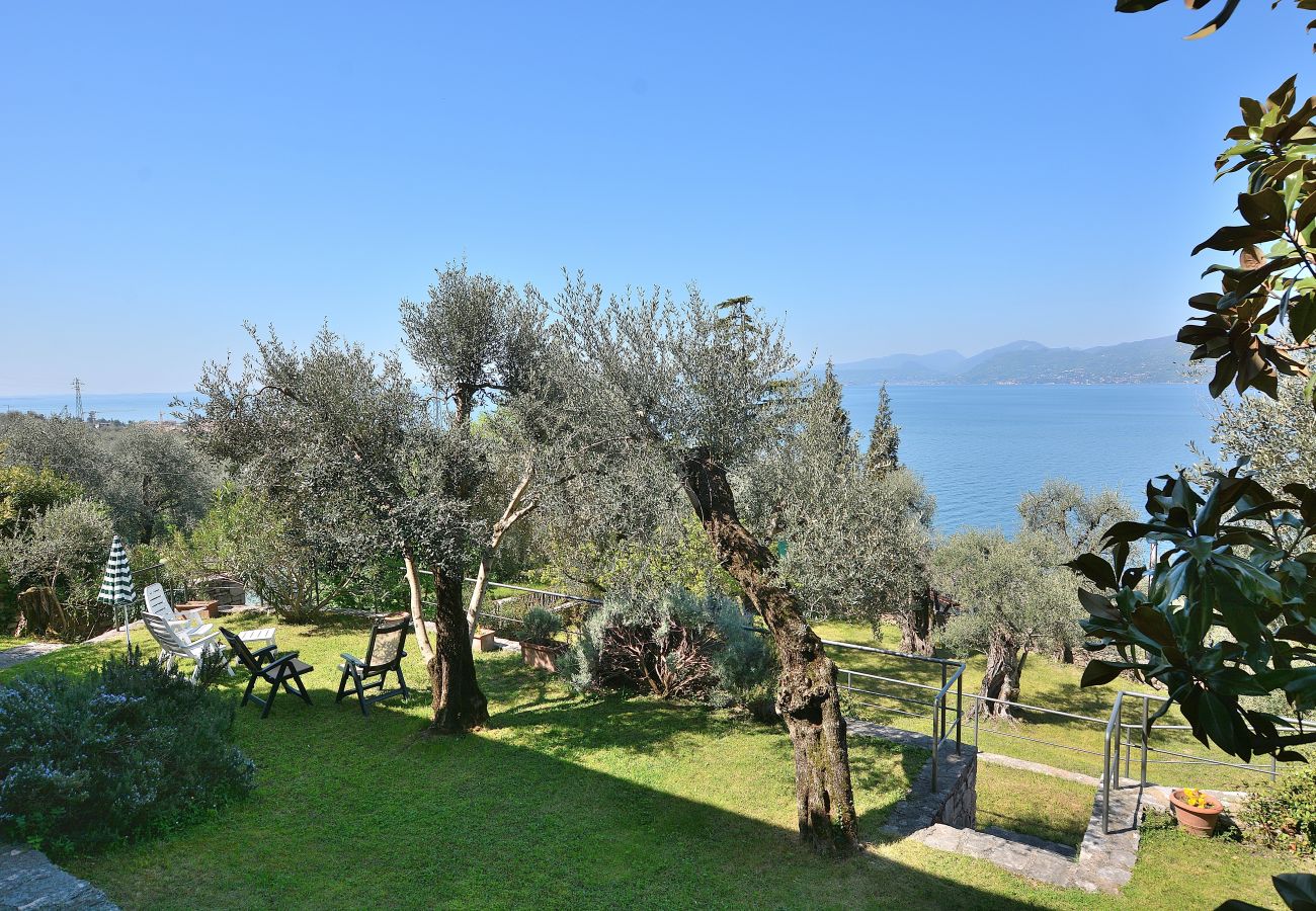 Villa a Torri del Benaco - Villa Retrò alle Rossone- 7 posti letto con vista lago a Torri del Benaco Villa a Torri del Benaco - Villa Retrò alle Rossone- 7 posti letto con vista lago a Torri del Benaco