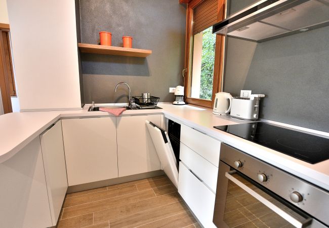Appartamento a Malcesine - Apartment Candor - 4 posti letto in residence con piscina a Cassone di Malcesine4 Appartamento a Malcesine - Apartment Candor - 4 posti letto in residence con piscina a Cassone di Malcesine4
