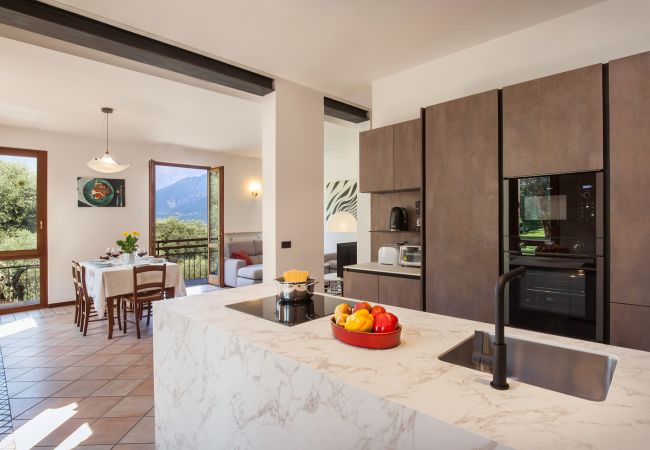 Villa a Torri del Benaco - Villa Carducci - 6 posti letto, con giardino a Pai di Torri del Benaco Villa a Torri del Benaco - Villa Carducci - 6 posti letto, con giardino a Pai di Torri del Benaco