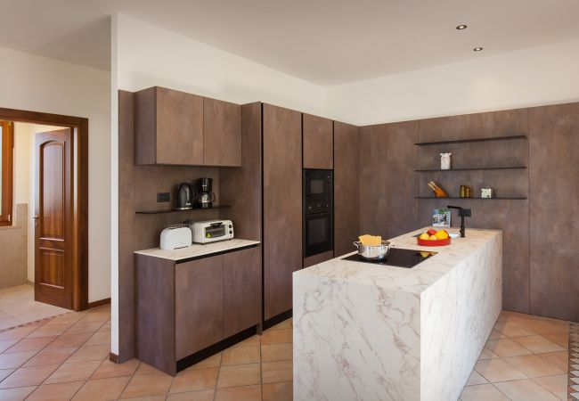 Villa a Torri del Benaco - Villa Carducci - 6 posti letto, con giardino a Pai di Torri del Benaco Villa a Torri del Benaco - Villa Carducci - 6 posti letto, con giardino a Pai di Torri del Benaco