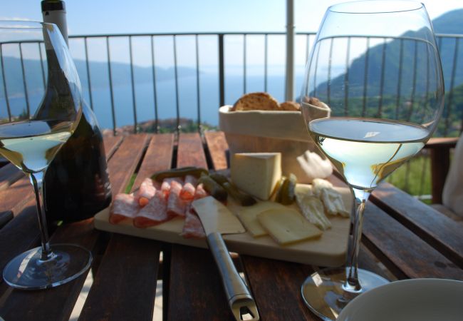 Appartamento a Tignale - Borgo le Vigne, La Vinaccia  con colazione e centro wellness - ONLY ADULTS Appartamento a Tignale - Borgo le Vigne, La Vinaccia  con colazione e centro wellness - ONLY ADULTS