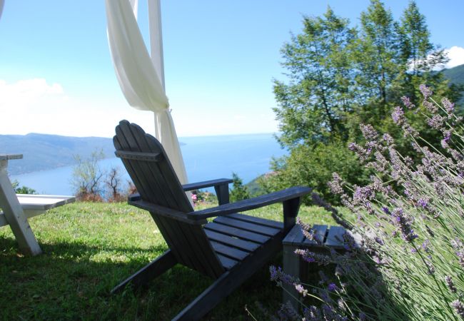 Appartamento a Tignale - Borgo le Vigne, L'Acqua vite con colazione e centro wellness - ONLY ADULTS Appartamento a Tignale - Borgo le Vigne, L'Acqua vite con colazione e centro wellness - ONLY ADULTS