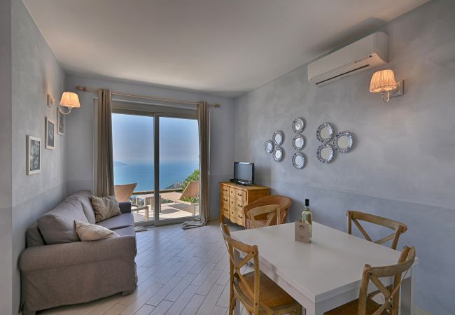 Appartamento a Tignale - Borgo le Vigne, L'Acqua vite con colazione e centro wellness - ONLY ADULTS Appartamento a Tignale - Borgo le Vigne, L'Acqua vite con colazione e centro wellness - ONLY ADULTS