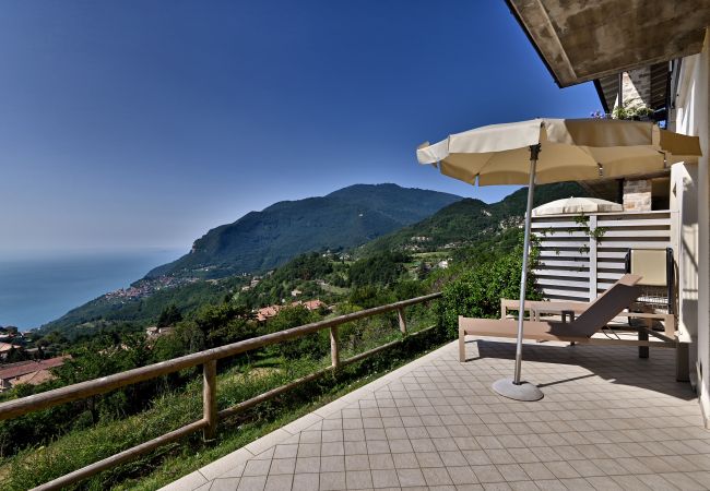 Appartamento a Tignale - Borgo le Vigne, L'Acqua vite con colazione e centro wellness - ONLY ADULTS Appartamento a Tignale - Borgo le Vigne, L'Acqua vite con colazione e centro wellness - ONLY ADULTS