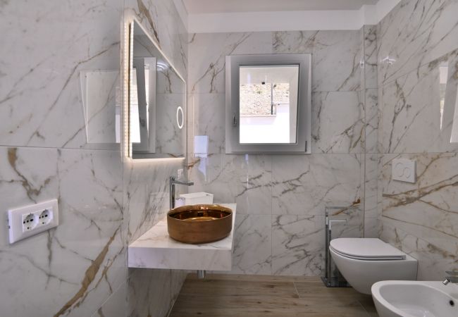 Villa a Tignale - Villa Pineta - Theater Home, con vista lago, stupenda piscina e ideale per famiglie Villa a Tignale - Villa Pineta - Theater Home, con vista lago, stupenda piscina e ideale per famiglie