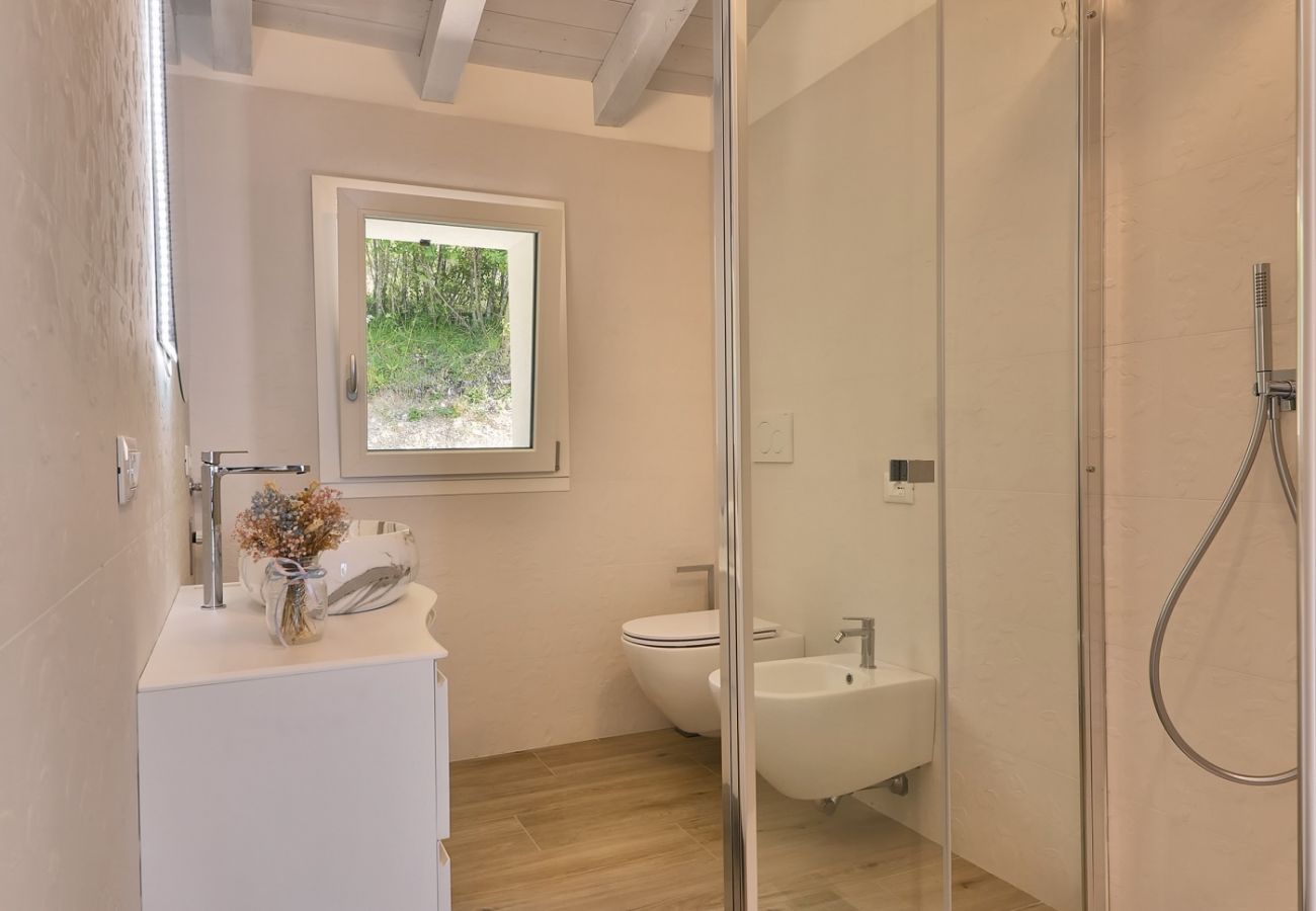 Villa a Tignale - Villa Pineta - Theater Home, con vista lago, stupenda piscina e ideale per famiglie Villa a Tignale - Villa Pineta - Theater Home, con vista lago, stupenda piscina e ideale per famiglie