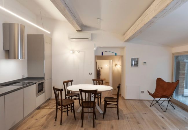 Appartamento a Tignale - La Corte - Finil Theater Home, arredato con gusto e con vista lago Appartamento a Tignale - La Corte - Finil Theater Home, arredato con gusto e con vista lago