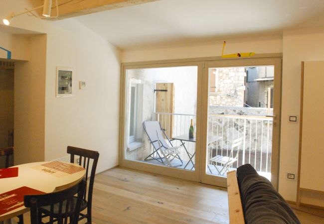 Appartamento a Tignale - La Corte - Finil Theater Home, arredato con gusto e con vista lago Appartamento a Tignale - La Corte - Finil Theater Home, arredato con gusto e con vista lago