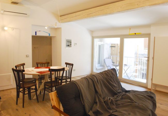 Appartamento a Tignale - La Corte - Finil Theater Home, arredato con gusto e con vista lago Appartamento a Tignale - La Corte - Finil Theater Home, arredato con gusto e con vista lago