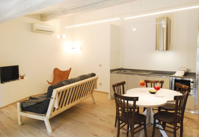 Appartamento a Tignale - La Corte - Finil Theater Home, arredato con gusto e con vista lago Appartamento a Tignale - La Corte - Finil Theater Home, arredato con gusto e con vista lago