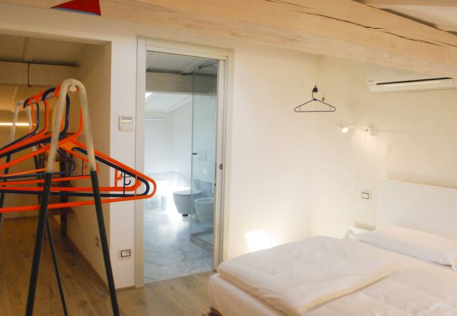 Appartamento a Tignale - La Corte - Finil Theater Home, arredato con gusto e con vista lago Appartamento a Tignale - La Corte - Finil Theater Home, arredato con gusto e con vista lago