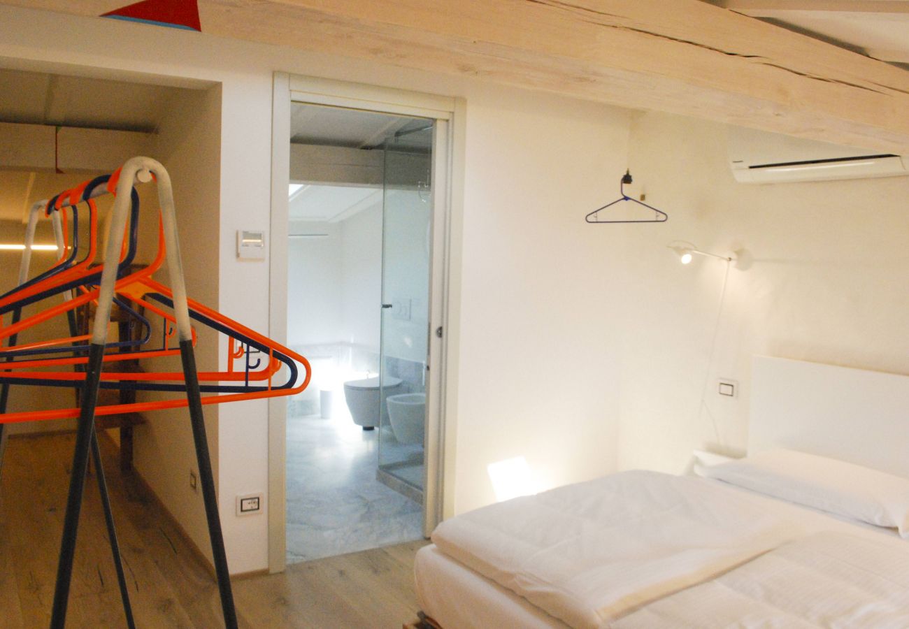 Appartamento a Tignale - La Corte - Finil Theater Home, arredato con gusto e con vista lago Appartamento a Tignale - La Corte - Finil Theater Home, arredato con gusto e con vista lago