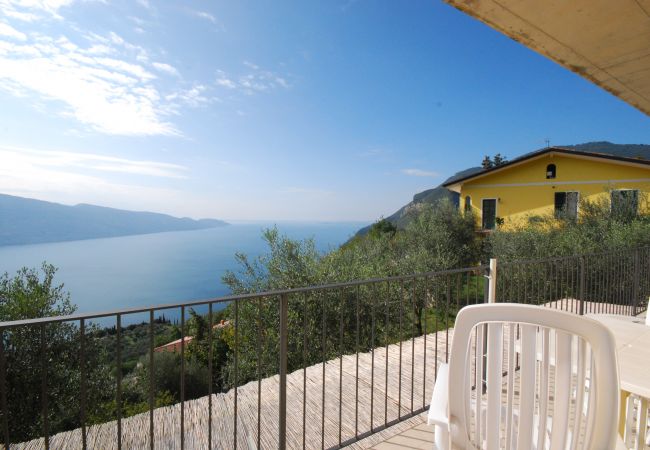 Appartamento a Tignale - Il Fiore - Theater Home, con stupenda vista lago. Appartamento a Tignale - Il Fiore - Theater Home, con stupenda vista lago.