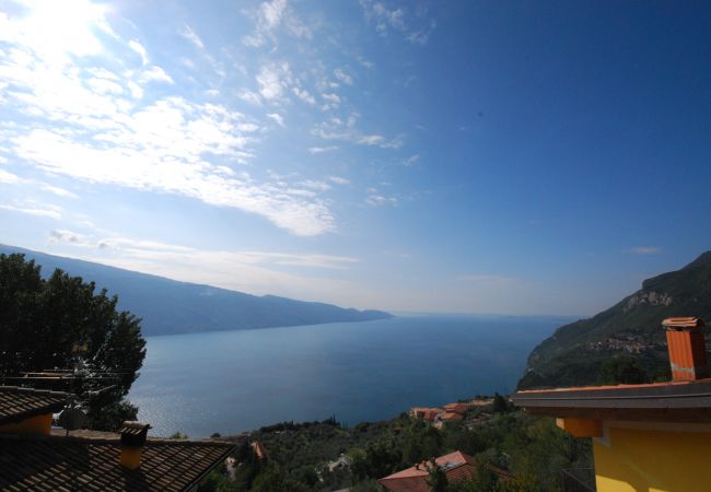 Appartamento a Tignale - Il Fiore - Theater Home, con stupenda vista lago. Appartamento a Tignale - Il Fiore - Theater Home, con stupenda vista lago.