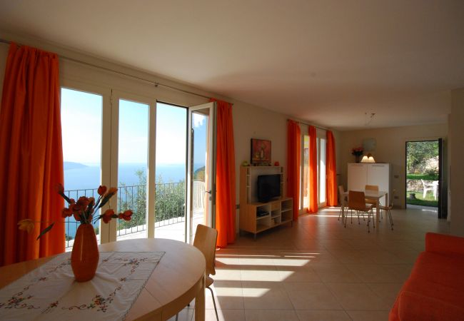 Appartamento a Tignale - Il Fiore - Theater Home, con stupenda vista lago. Appartamento a Tignale - Il Fiore - Theater Home, con stupenda vista lago.