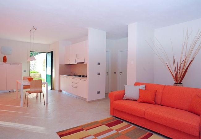 Appartamento a Tignale - Il Fiore - Theater Home, con stupenda vista lago. Appartamento a Tignale - Il Fiore - Theater Home, con stupenda vista lago.
