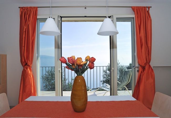 Appartamento a Tignale - Il Fiore - Theater Home, con stupenda vista lago. Appartamento a Tignale - Il Fiore - Theater Home, con stupenda vista lago.