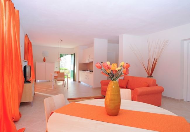 Appartamento a Tignale - Il Fiore - Theater Home, con stupenda vista lago. Appartamento a Tignale - Il Fiore - Theater Home, con stupenda vista lago.