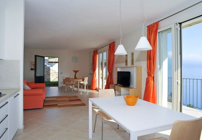 Appartamento a Tignale - Il Fiore - Theater Home, con stupenda vista lago. Appartamento a Tignale - Il Fiore - Theater Home, con stupenda vista lago.
