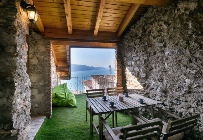 Appartamento a Tignale - Il Melo - Theater Home, con stupenda vista lago Appartamento a Tignale - Il Melo - Theater Home, con stupenda vista lago