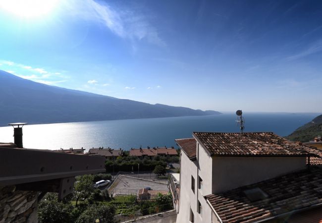 Appartamento a Tignale - Il Melo - Theater Home, con stupenda vista lago Appartamento a Tignale - Il Melo - Theater Home, con stupenda vista lago