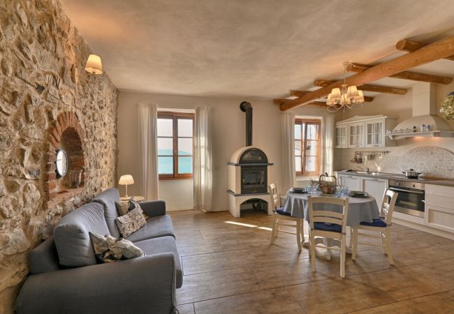 Appartamento a Tignale - Il Melo - Theater Home, con stupenda vista lago Appartamento a Tignale - Il Melo - Theater Home, con stupenda vista lago