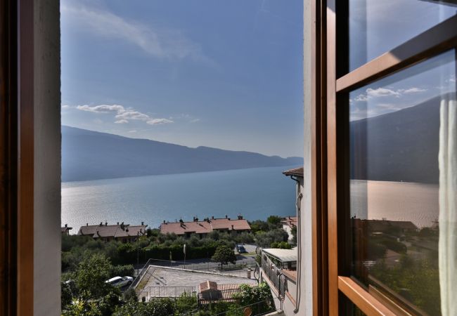Appartamento a Tignale - Il Melo - Theater Home, con stupenda vista lago Appartamento a Tignale - Il Melo - Theater Home, con stupenda vista lago
