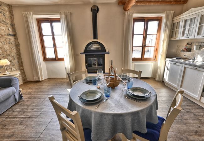 Appartamento a Tignale - Il Melo - Theater Home, con stupenda vista lago Appartamento a Tignale - Il Melo - Theater Home, con stupenda vista lago