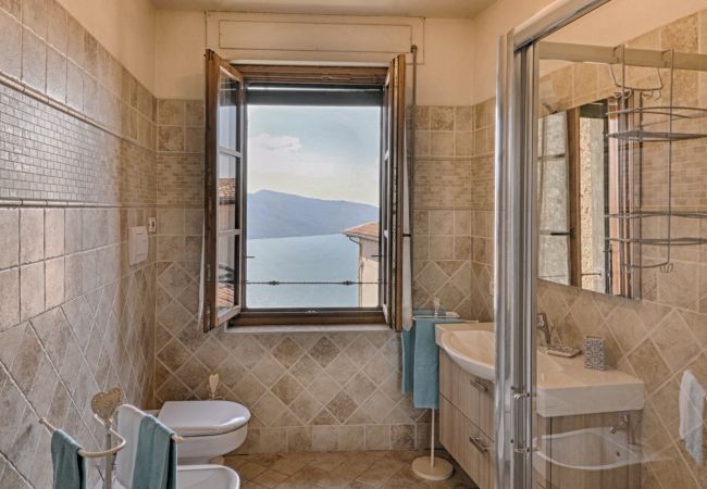 Appartamento a Tignale - Il Melo - Theater Home, con stupenda vista lago Appartamento a Tignale - Il Melo - Theater Home, con stupenda vista lago