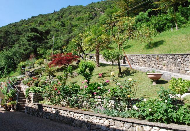 Appartamento a Tignale - Rustico Massimo - Theater Home, con vista panoramica Appartamento a Tignale - Rustico Massimo - Theater Home, con vista panoramica