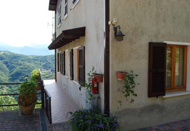 Appartamento a Tignale - Rustico Massimo - Theater Home, con vista panoramica Appartamento a Tignale - Rustico Massimo - Theater Home, con vista panoramica