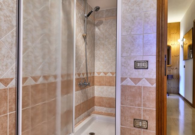 Appartamento a Tignale - Rustico Massimo - Theater Home, con vista panoramica Appartamento a Tignale - Rustico Massimo - Theater Home, con vista panoramica