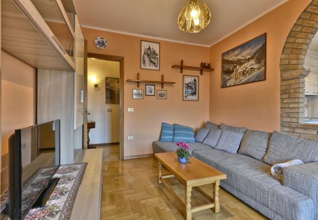 Appartamento a Tignale - Rustico Massimo - Theater Home, con vista panoramica Appartamento a Tignale - Rustico Massimo - Theater Home, con vista panoramica