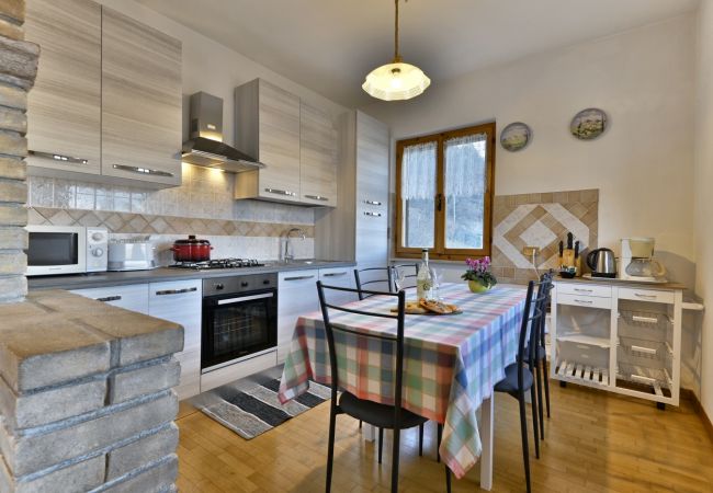 Appartamento a Tignale - Rustico Massimo - Theater Home, con vista panoramica Appartamento a Tignale - Rustico Massimo - Theater Home, con vista panoramica