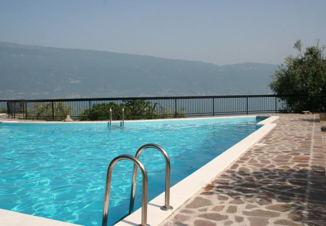 Villa a Gargnano - La Limonaia by Theater Home, con bellissima vista lago e piscina Villa a Gargnano - La Limonaia by Theater Home, con bellissima vista lago e piscina