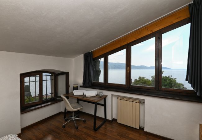 Villa a Gargnano - La Limonaia by Theater Home, con bellissima vista lago e piscina Villa a Gargnano - La Limonaia by Theater Home, con bellissima vista lago e piscina
