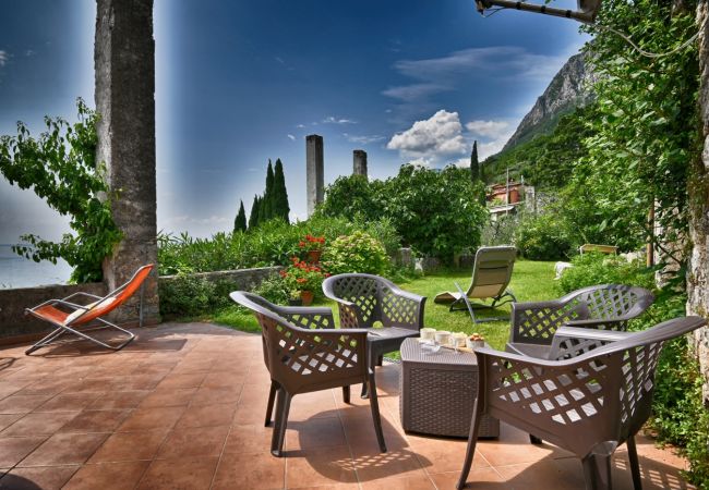 Villa a Gargnano - La Limonaia by Theater Home, con bellissima vista lago e piscina Villa a Gargnano - La Limonaia by Theater Home, con bellissima vista lago e piscina