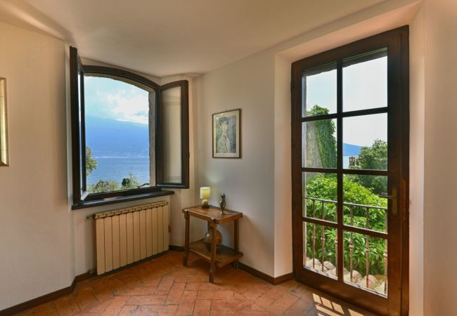 Villa a Gargnano - La Limonaia by Theater Home, con bellissima vista lago e piscina Villa a Gargnano - La Limonaia by Theater Home, con bellissima vista lago e piscina