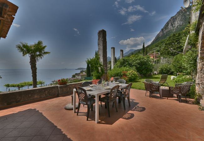 Villa a Gargnano - La Limonaia by Theater Home, con bellissima vista lago e piscina Villa a Gargnano - La Limonaia by Theater Home, con bellissima vista lago e piscina