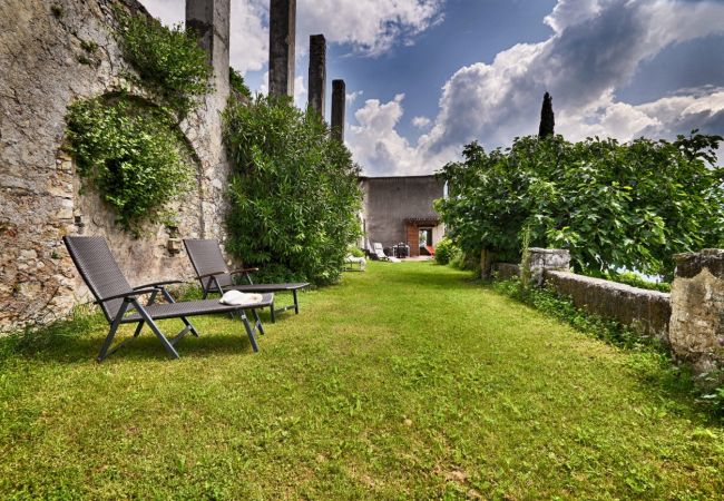 Villa a Gargnano - La Limonaia by Theater Home, con bellissima vista lago e piscina Villa a Gargnano - La Limonaia by Theater Home, con bellissima vista lago e piscina