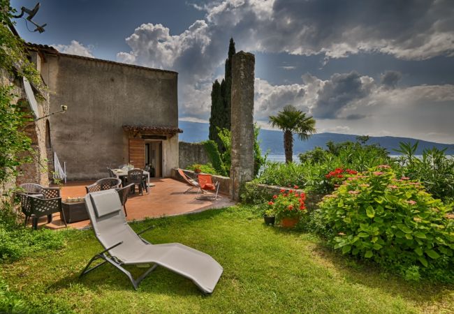 Villa a Gargnano - La Limonaia by Theater Home, con bellissima vista lago e piscina Villa a Gargnano - La Limonaia by Theater Home, con bellissima vista lago e piscina