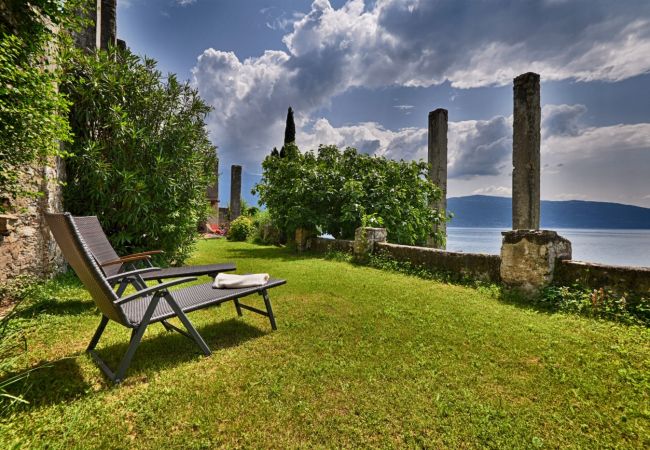 Villa a Gargnano - La Limonaia by Theater Home, con bellissima vista lago e piscina Villa a Gargnano - La Limonaia by Theater Home, con bellissima vista lago e piscina