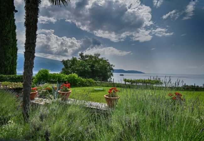 Villa a Gargnano - La Limonaia by Theater Home, con bellissima vista lago e piscina Villa a Gargnano - La Limonaia by Theater Home, con bellissima vista lago e piscina