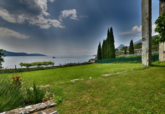 Villa a Gargnano - La Limonaia by Theater Home, con bellissima vista lago e piscina Villa a Gargnano - La Limonaia by Theater Home, con bellissima vista lago e piscina