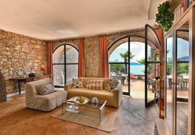 Villa a Gargnano - La Limonaia by Theater Home, con bellissima vista lago e piscina Villa a Gargnano - La Limonaia by Theater Home, con bellissima vista lago e piscina