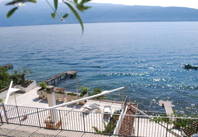 Villa a Toscolano-Maderno - Villa I Cipressi - Theater Home, direttamente a lago con jacuzzi sulla terrazza